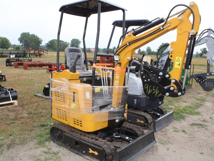 #9656-•-rt15r-mini-excavator-image-1