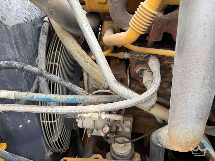 2013-deere-250d-image-38