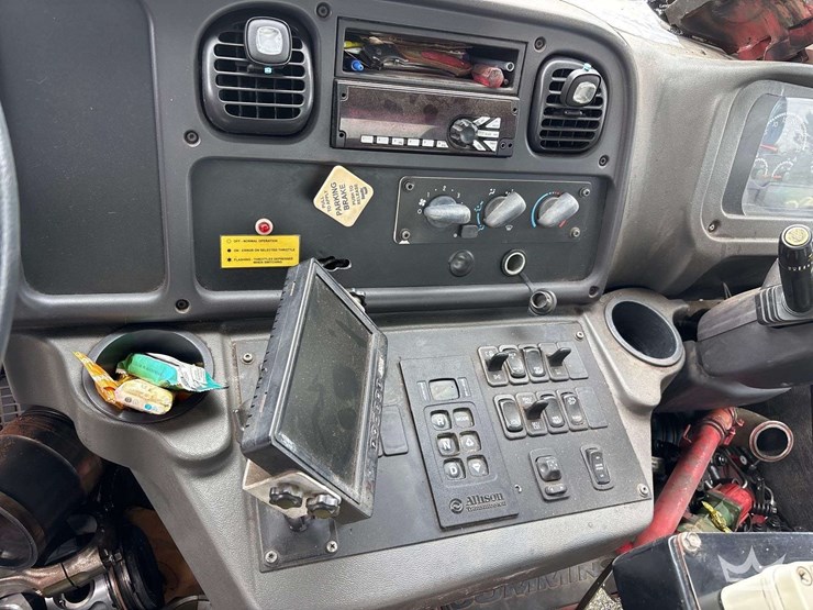 2019-freightliner-m2-106-image-29