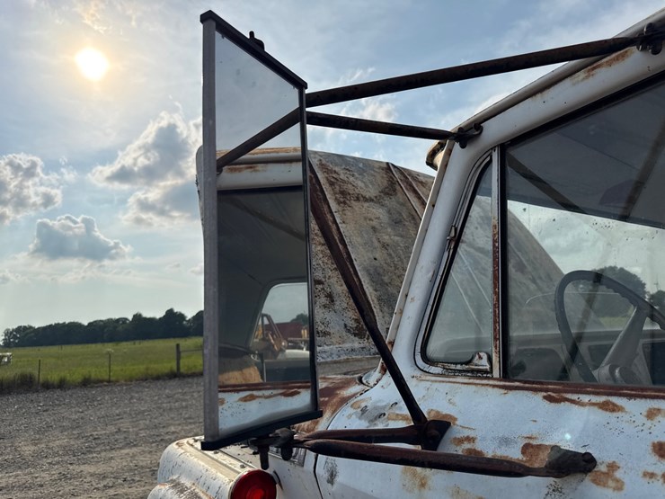 1965-chevrolet-50-image-12