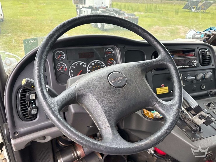 2019-freightliner-m2-106-image-26