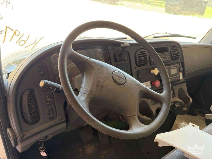 2014-freightliner-m2-106-image-11