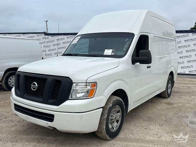 2017-nissan-nv2500hd-image-1