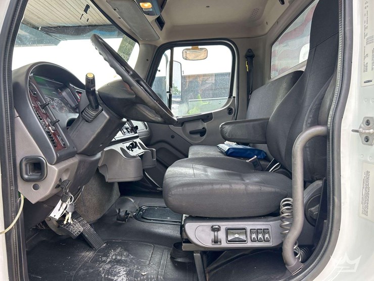 2020-freightliner-m2-106-image-24