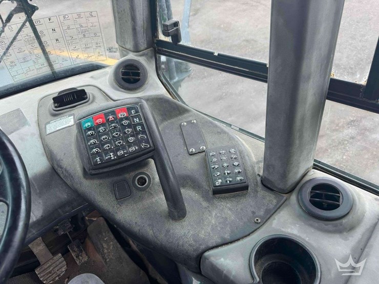 2013-deere-250d-image-50