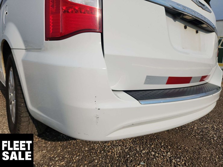 2016-chrysler-town-&-country-image-60