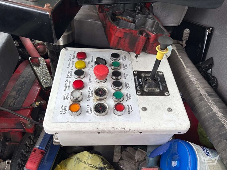 2019-freightliner-m2-106-image-30