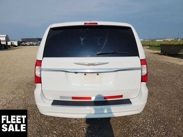 2016-chrysler-town-&-country-image-6