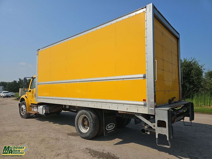 2015-freightliner-m2-106-image-3