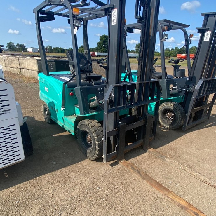 #9688 • Electric forklift (doesn't run)