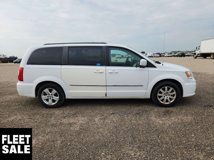 2015-chrysler-town-&-country-image-7