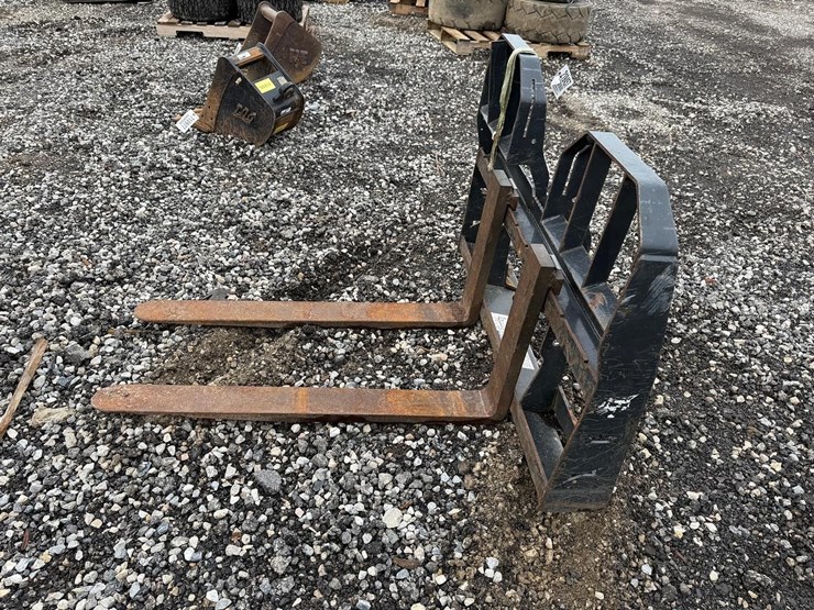 bobcat-42”-skid-steer-pallet-forks-image-2