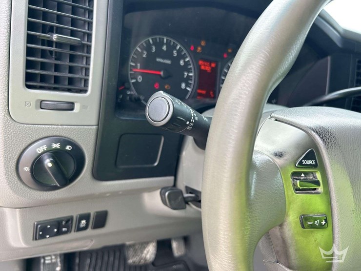 2017-nissan-nv2500hd-image-19