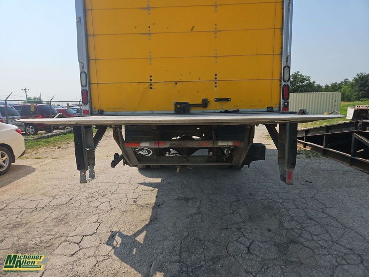 2015-freightliner-m2-106-image-34