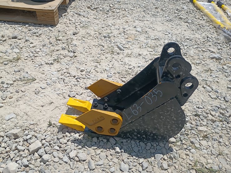 #l63-035-•-8"-bucket-mini-excavator-attachment-image-2