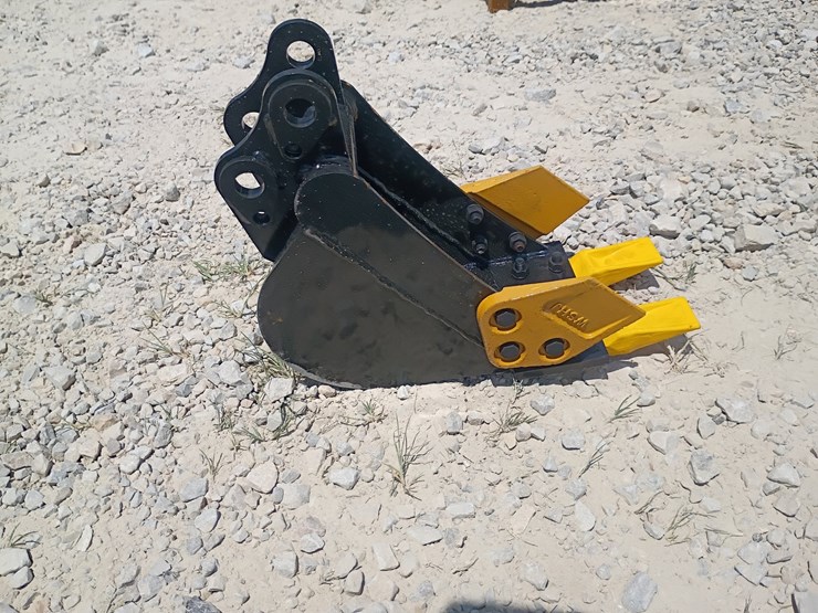 #l63-035-•-8"-bucket-mini-excavator-attachment-image-4