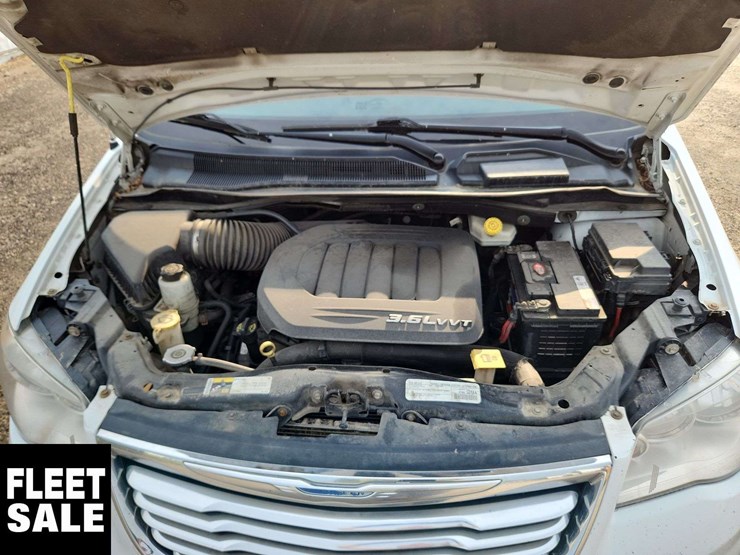 2016-chrysler-town-&-country-image-42