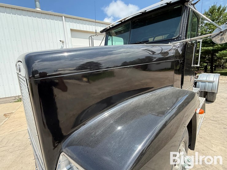 1999-freightliner-fld120-image-11
