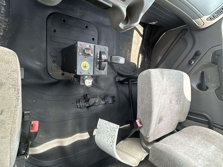 2013-freightliner-m2-106-image-23
