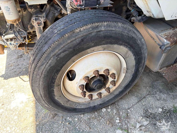 2016-freightliner-m2-106-image-22