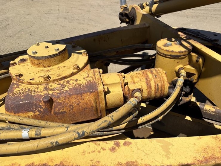 2005-caterpillar-143h-image-13