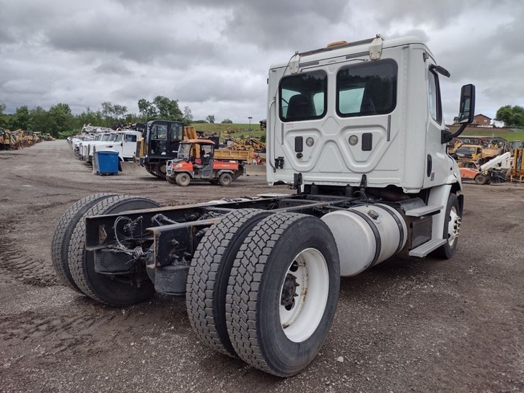 14-freightliner-cascadia-cab-&-chassis^title^-(qea-4750)-image-30