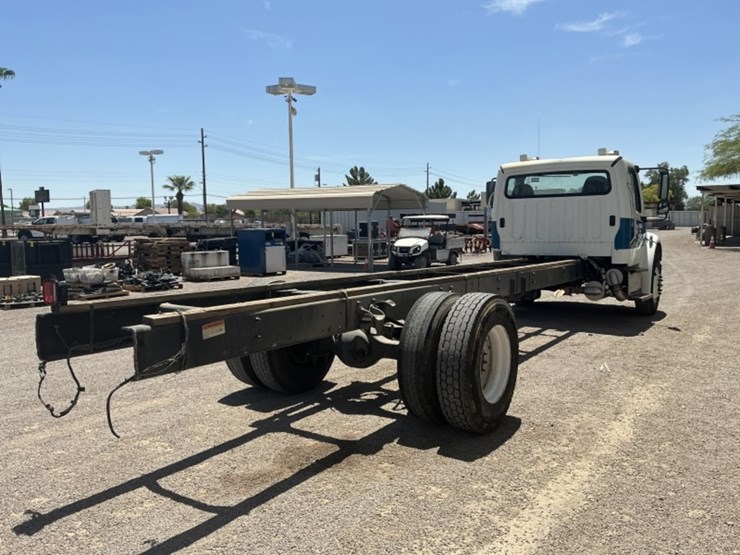 2013-freightliner-m2-106-image-5