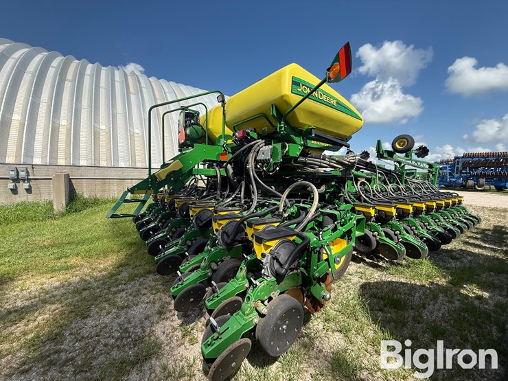 2021-john-deere-db60-image-4