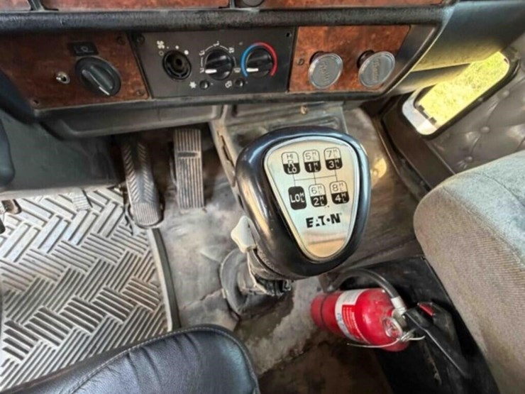 2005-kenworth-t800-image-27
