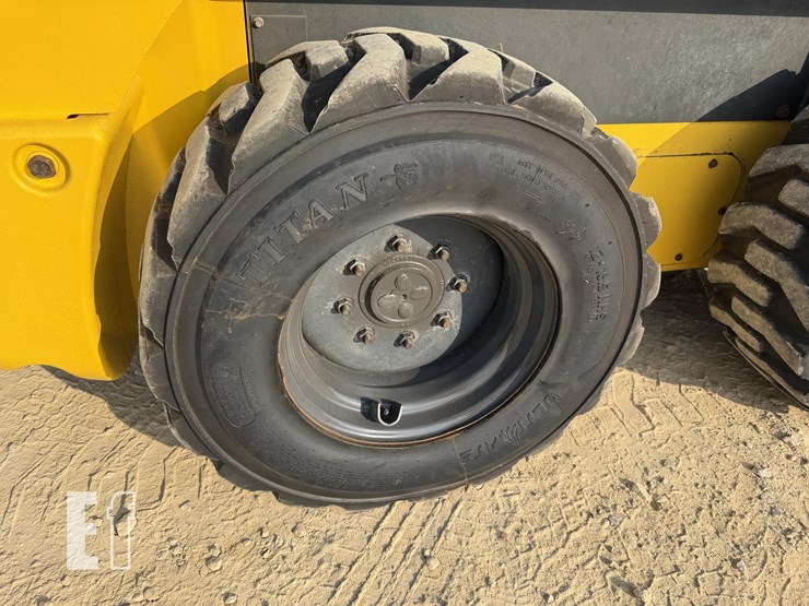 new-holland-l320-image-8