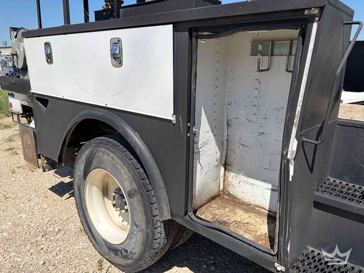 2018-freightliner-m2-106-image-21