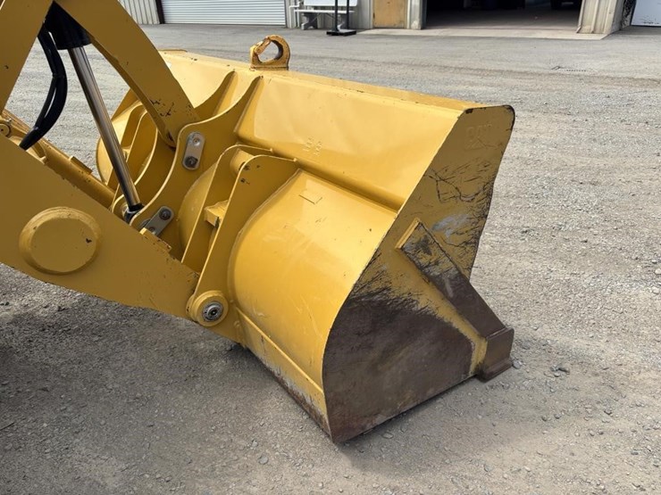 2022-caterpillar-430-image-12