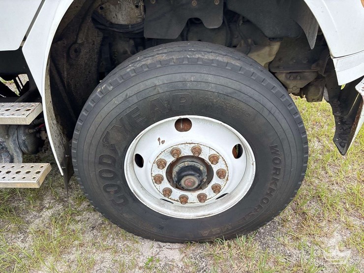 2019-freightliner-m2-106-image-45