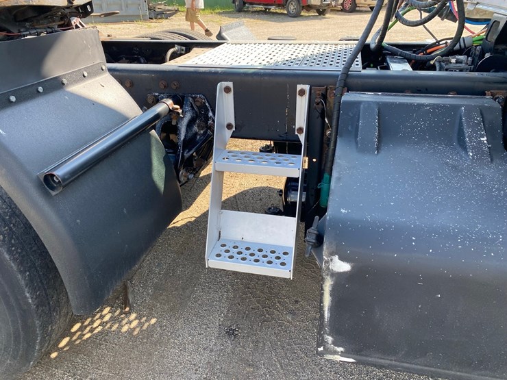 2018-kenworth-t440-image-15