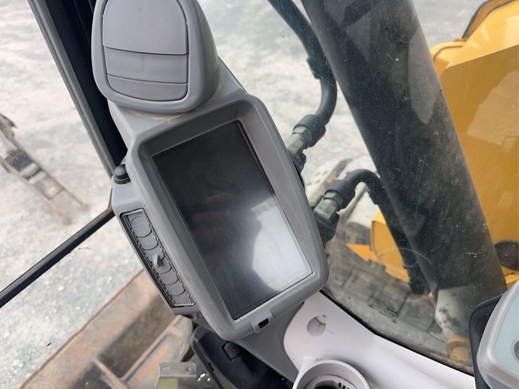 2021-deere-75g-image-30