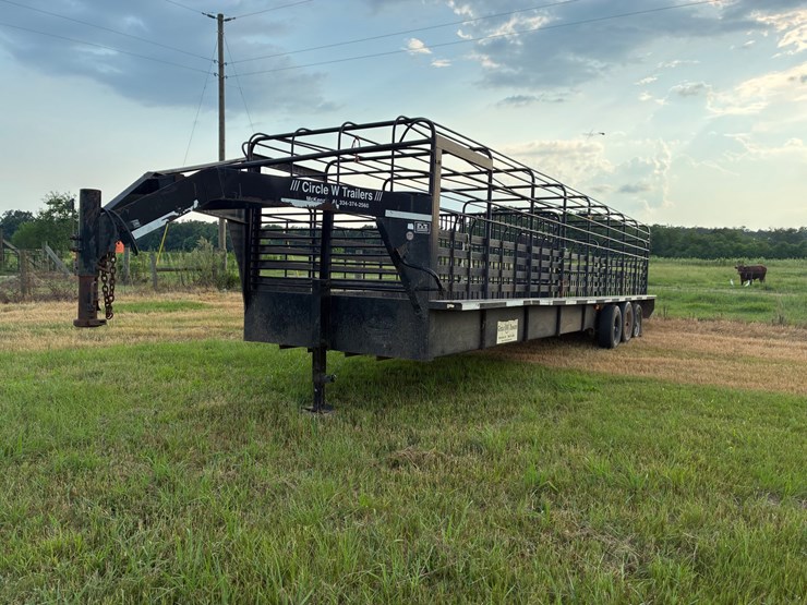 #13484-•-2011-circle-w-32ft-stock-trailer-image-1