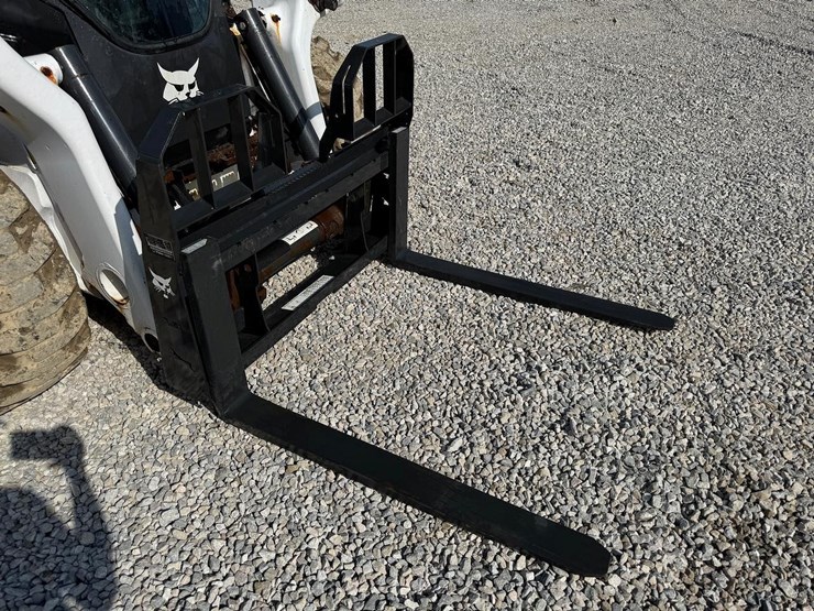 bobcat-42"-skid-steer-pallet-forks-image-3