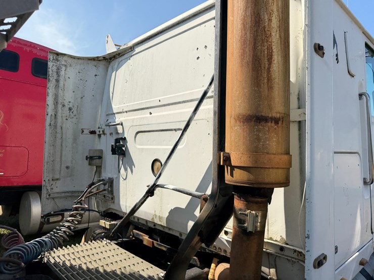 #52620-•-1990-whitegmc-wia-areo-series-sleeper-t/a-truck-tractor-4v1wdbjf3ln629984-inv#52620-image-48
