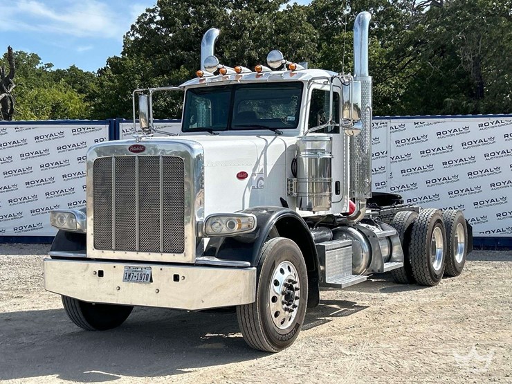 2020-peterbilt-389-image-1