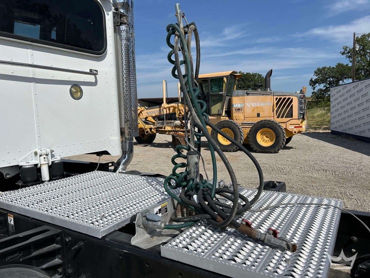 2020-peterbilt-389-image-24