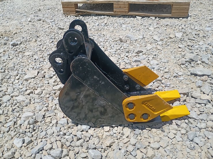 #l63-034-•-8"-bucket-mini-excavator-attachment-image-4