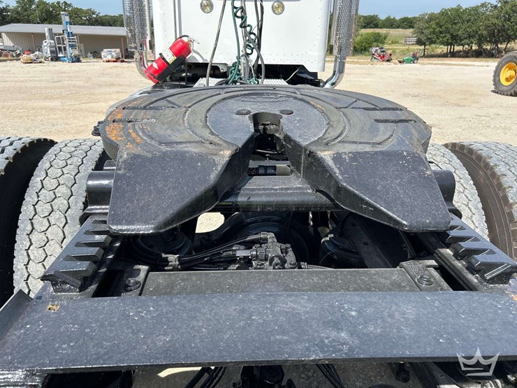 2020-peterbilt-389-image-27