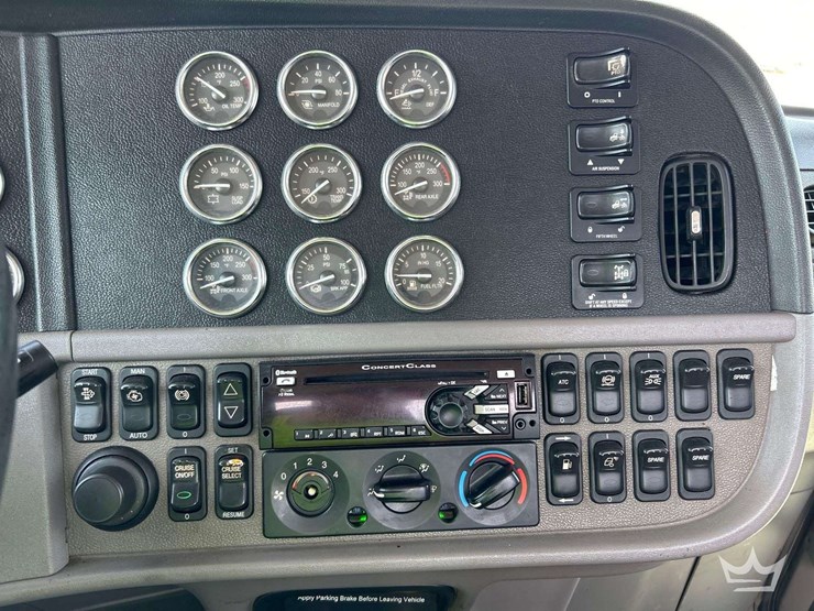 2020-peterbilt-389-image-18