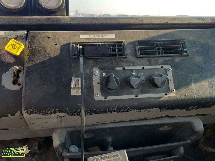 2000-freightliner-fl80-image-23