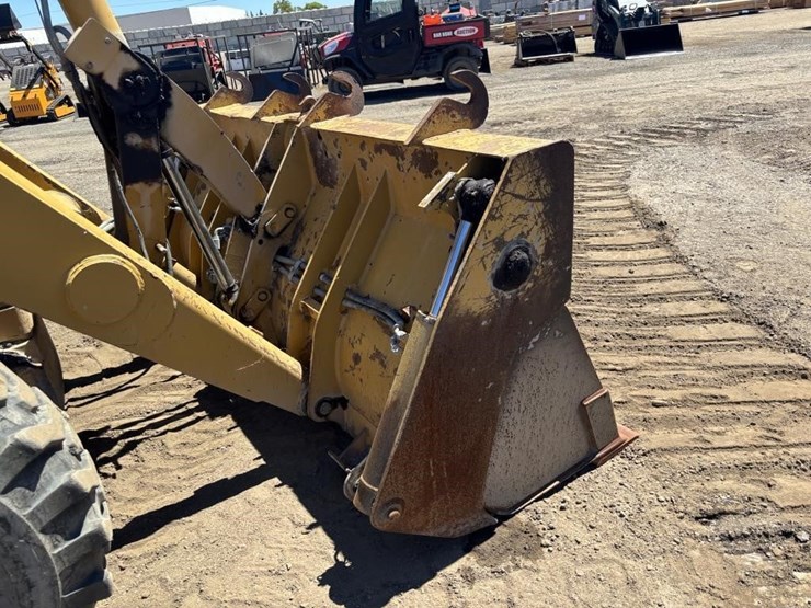 caterpillar-420d-image-12