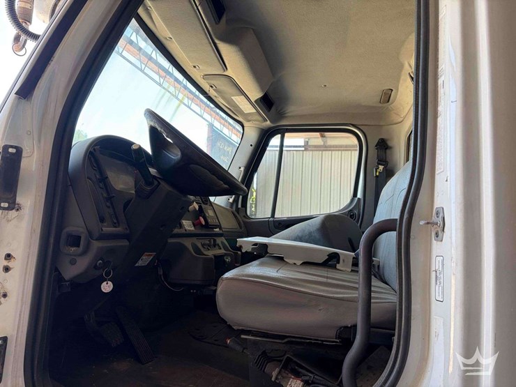 2014-freightliner-m2-106-image-10