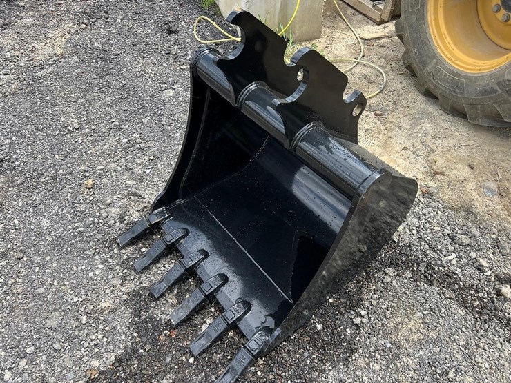 30”-quick-attach-excavator-bucket-for-kx57-image-1