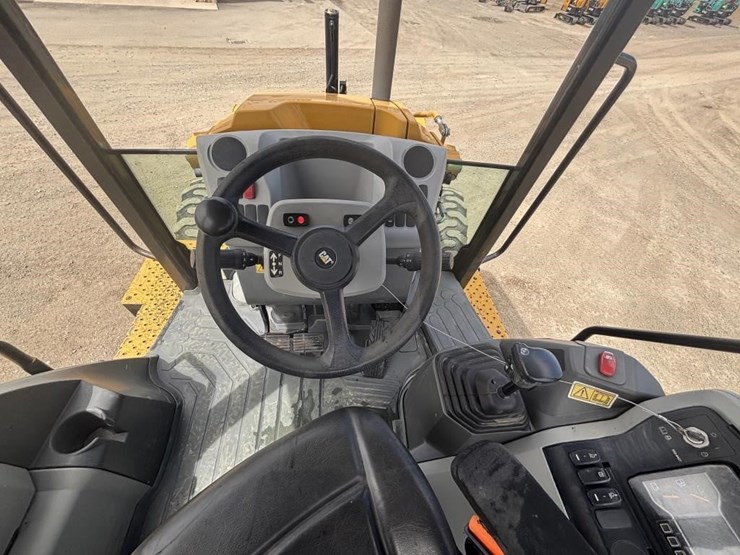 2022-caterpillar-430-image-35