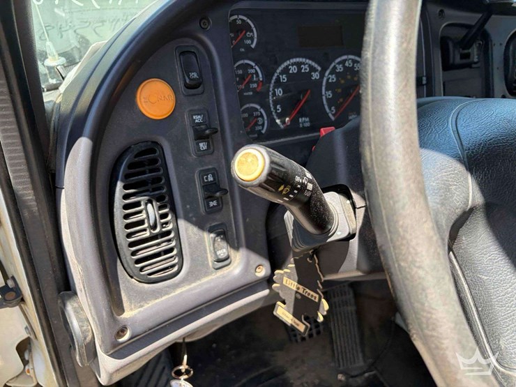 2018-freightliner-m2-106-image-31