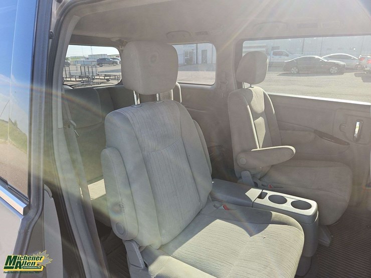 2013-nissan-quest-image-17